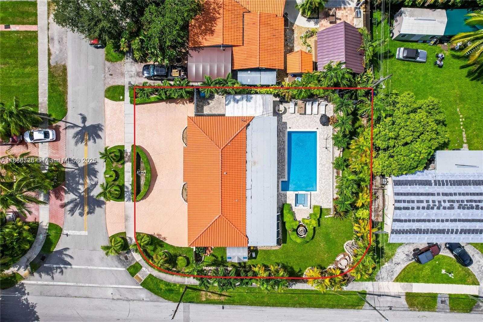Small Image of 9901 SOUTH WEST 35TH TER, Miami Number 3