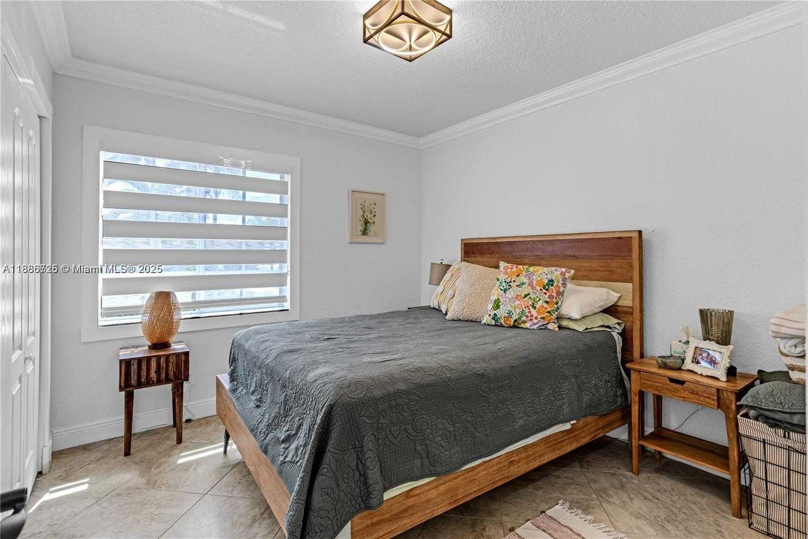 Small Image of 9901 SOUTH WEST 35TH TER, Miami Number 36