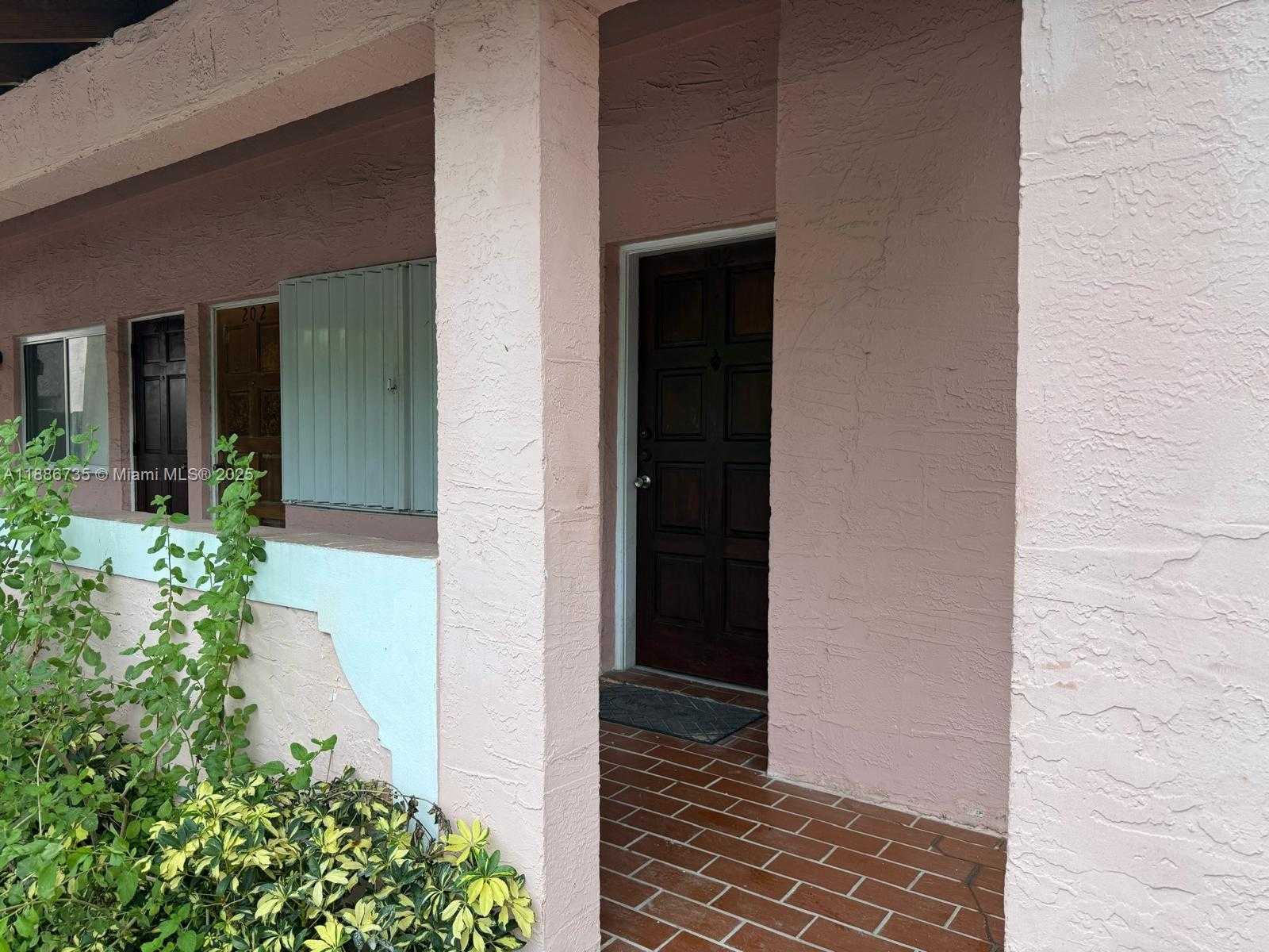 Small Image of 8039 LAKE DR #102, Doral Number 3