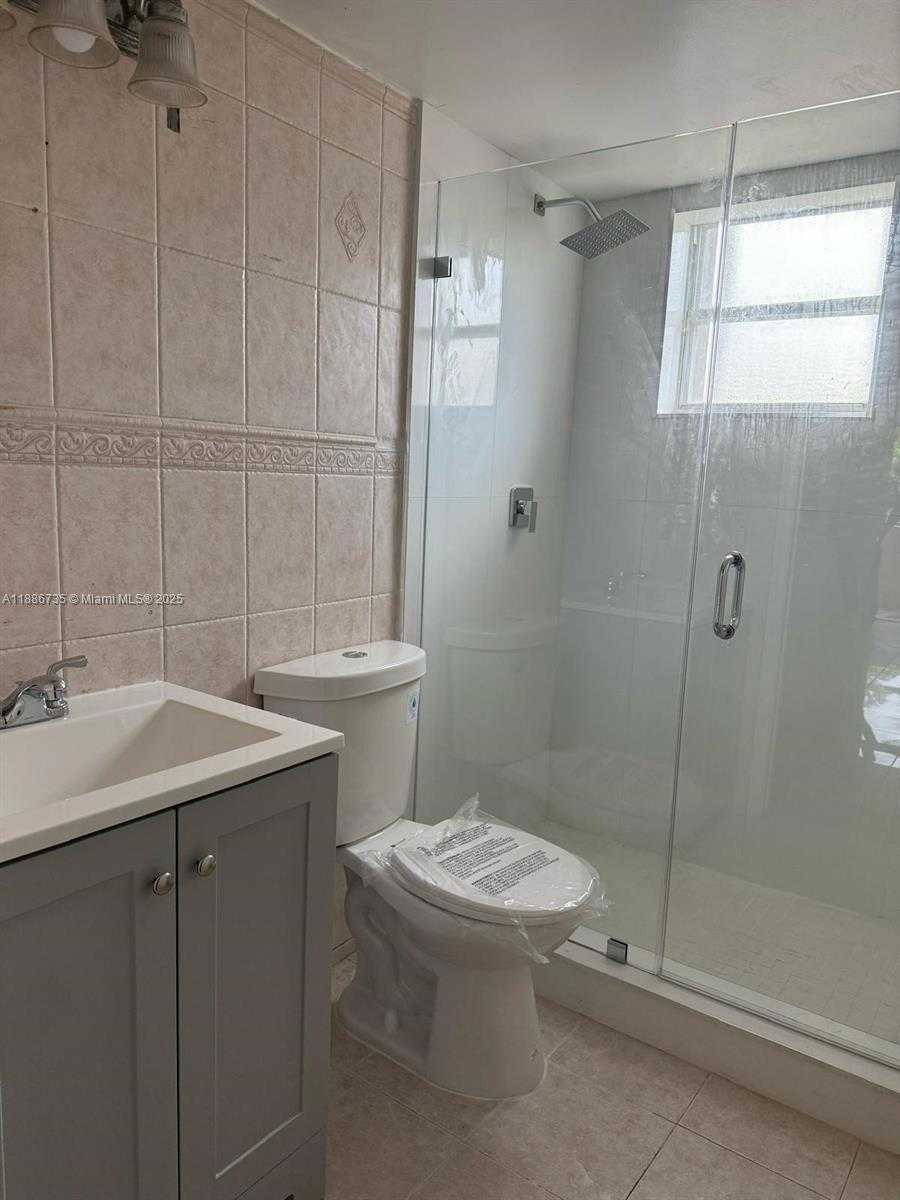 Small Image of 8039 LAKE DR #102, Doral Number 4