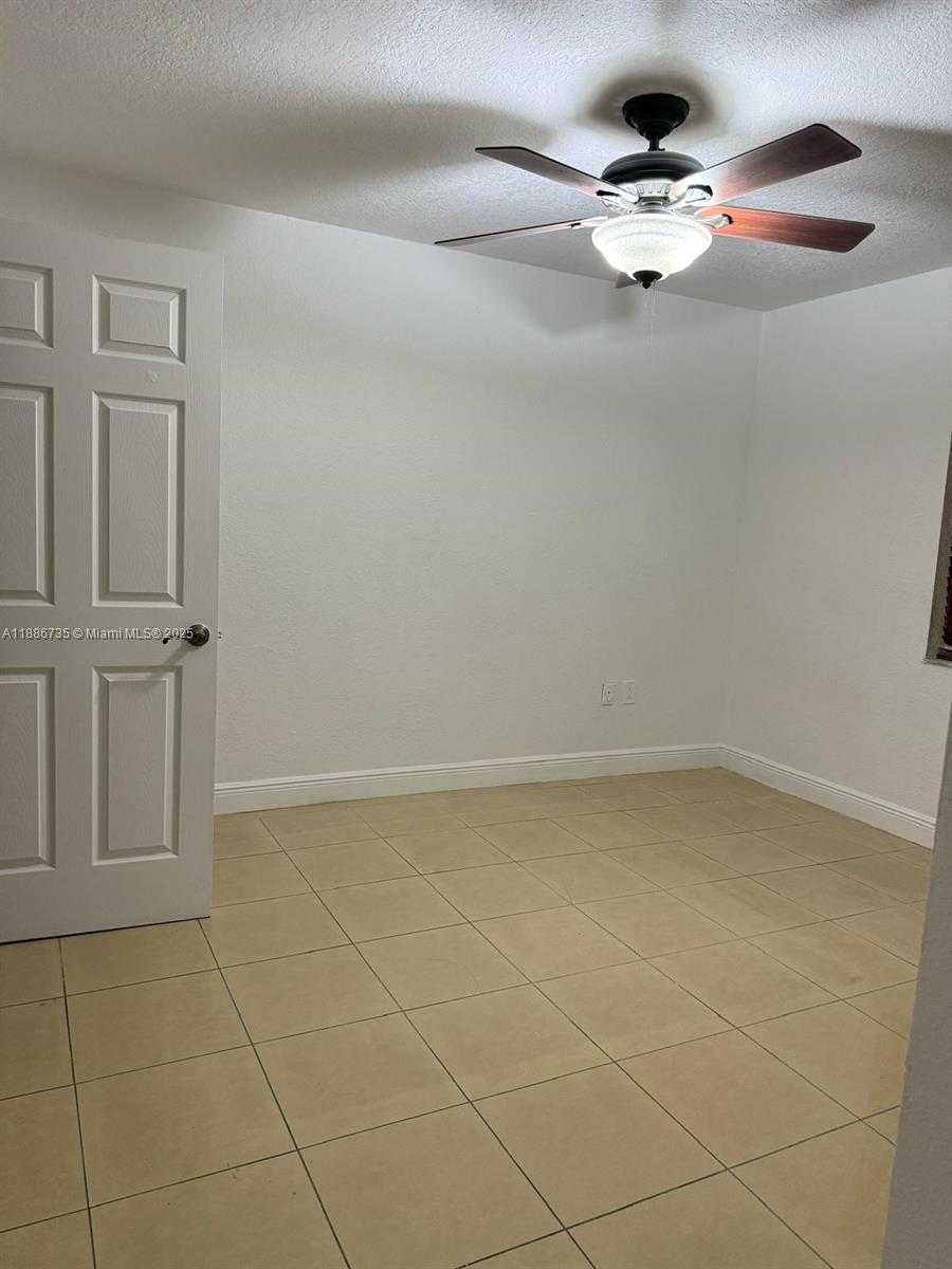 Small Image of 8039 LAKE DR #102, Doral Number 5