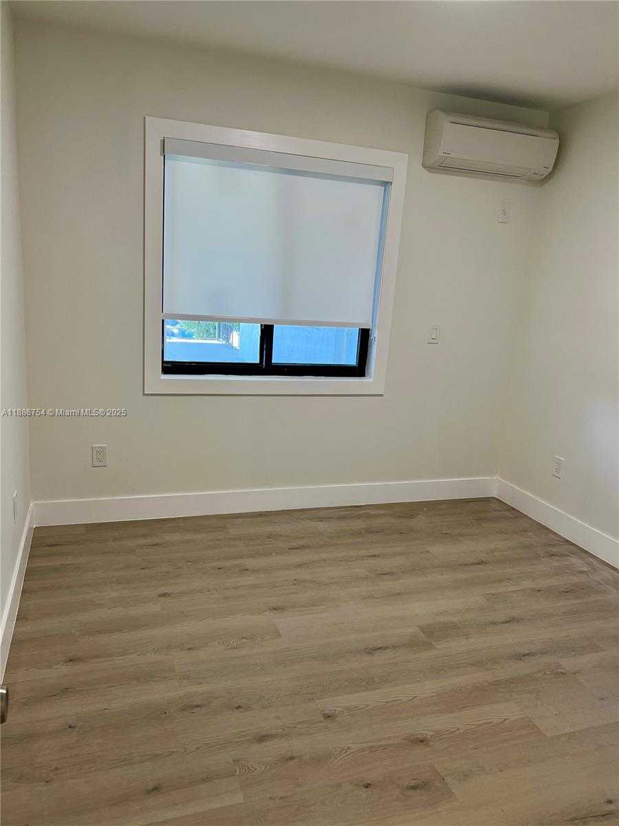 Small Image of 711 BEACOM BLVD #8, Miami Number 5