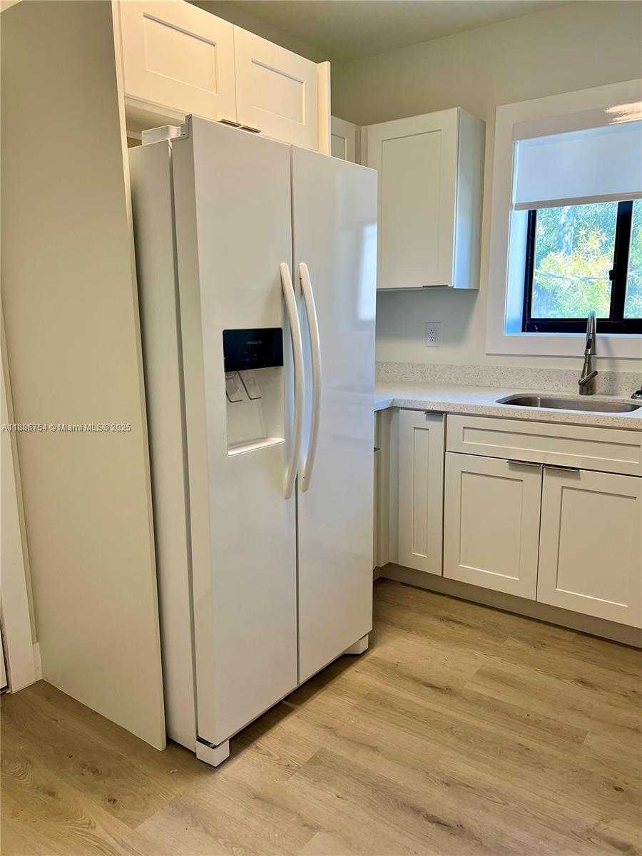 Small Image of 711 BEACOM BLVD #8, Miami Number 6