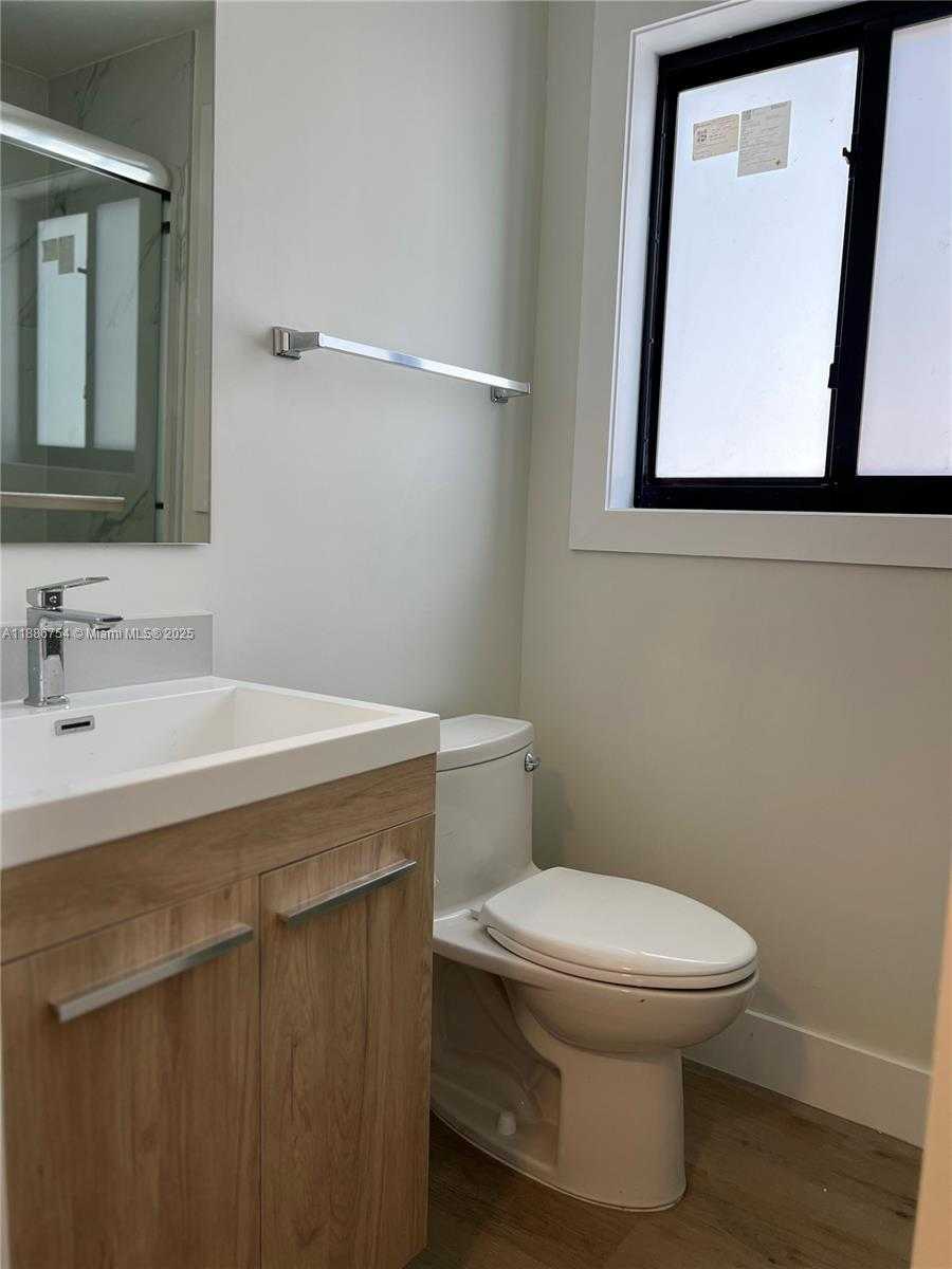 Small Image of 711 BEACOM BLVD #8, Miami Number 8