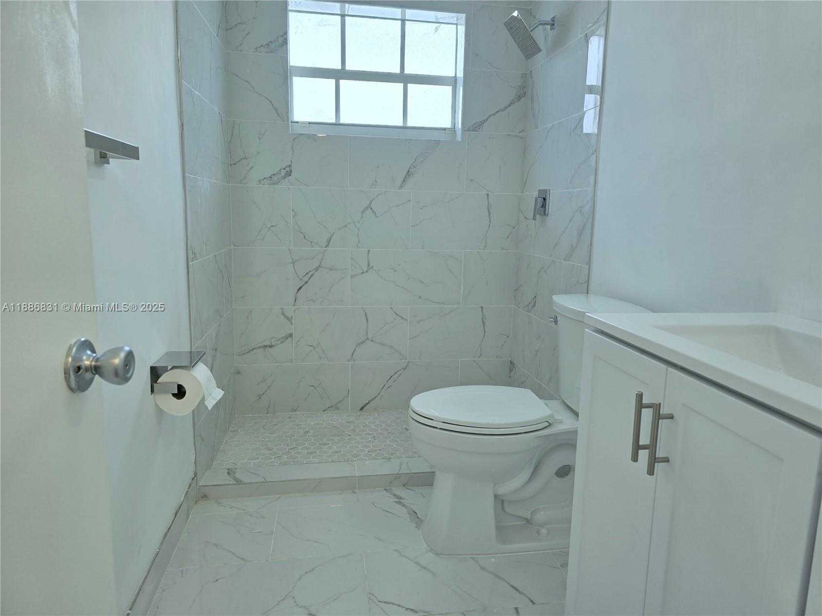 Small Image of 8000 TATUM WATERWAY DR #5, Miami Beach Number 2