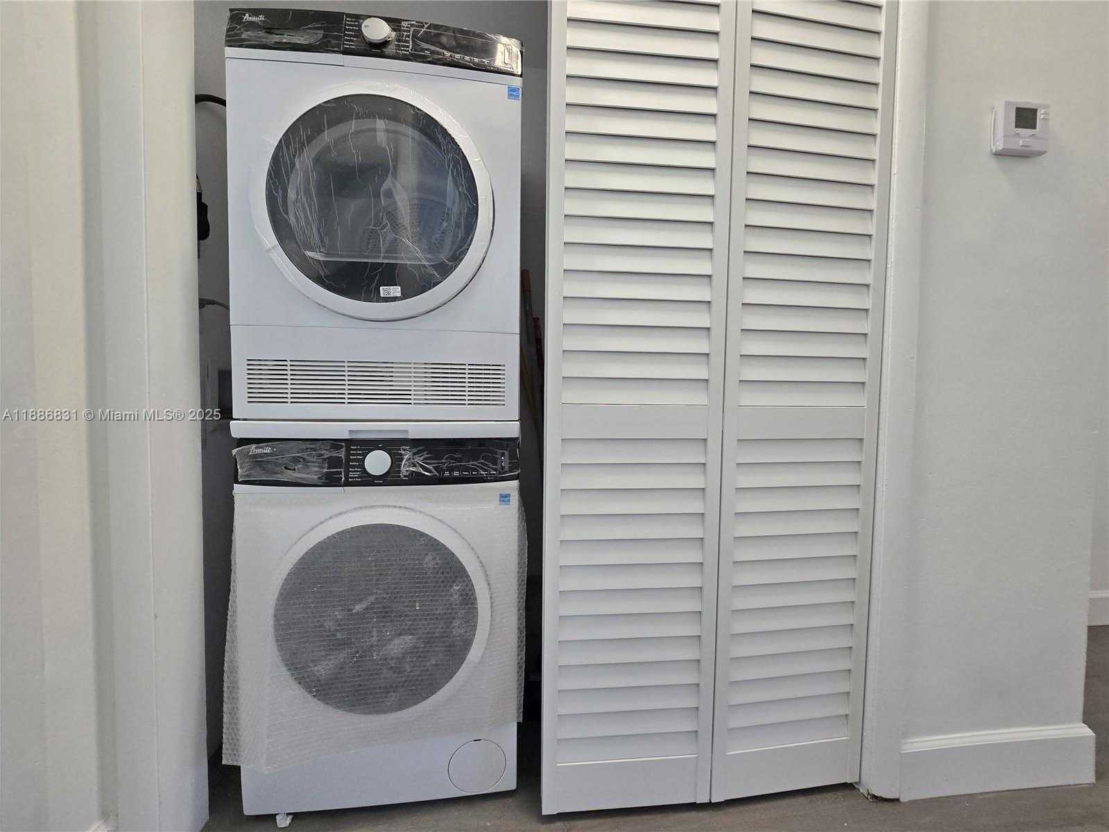 Small Image of 8000 TATUM WATERWAY DR #5, Miami Beach Number 3