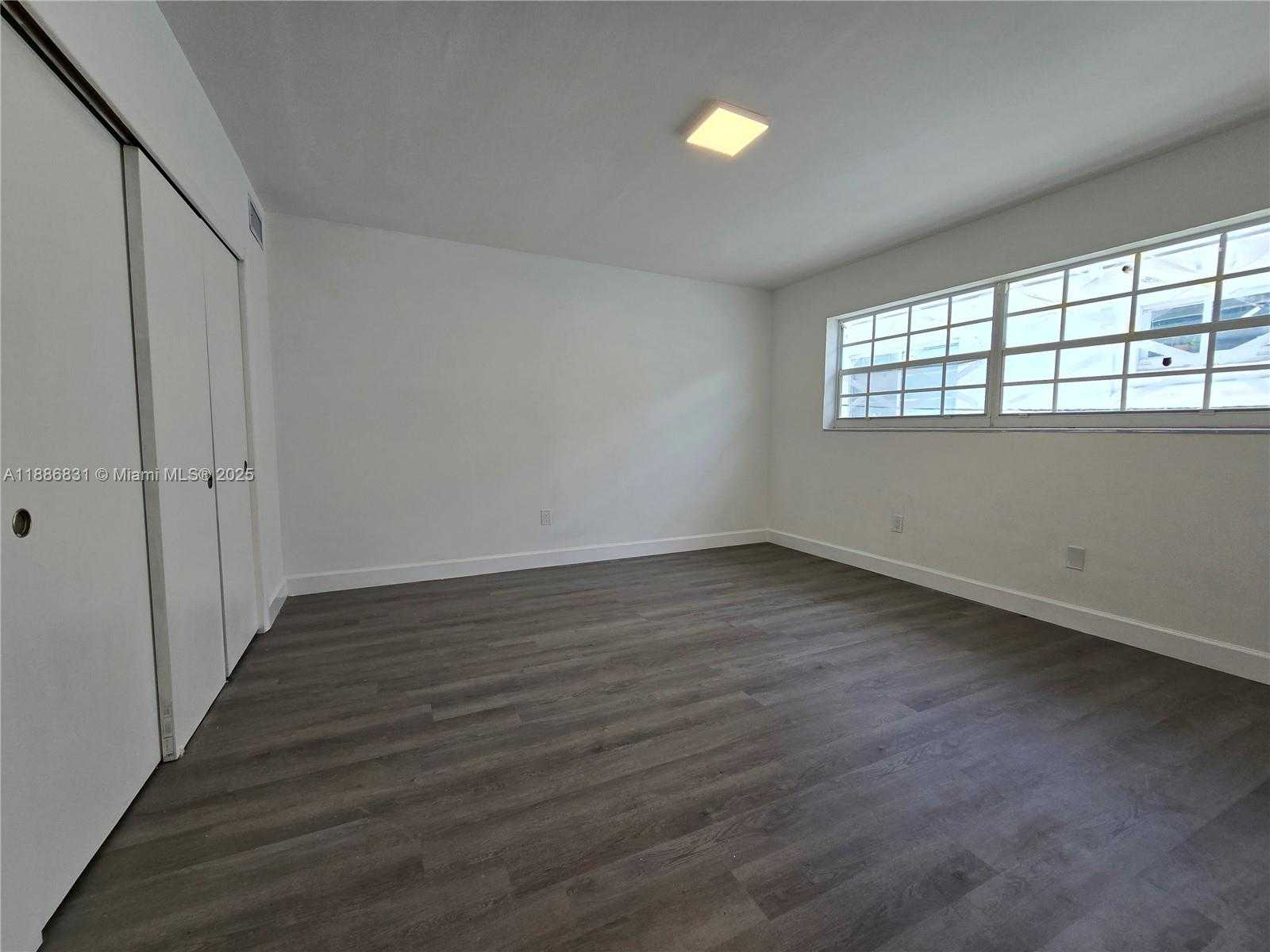 Small Image of 8000 TATUM WATERWAY DR #5, Miami Beach Number 4