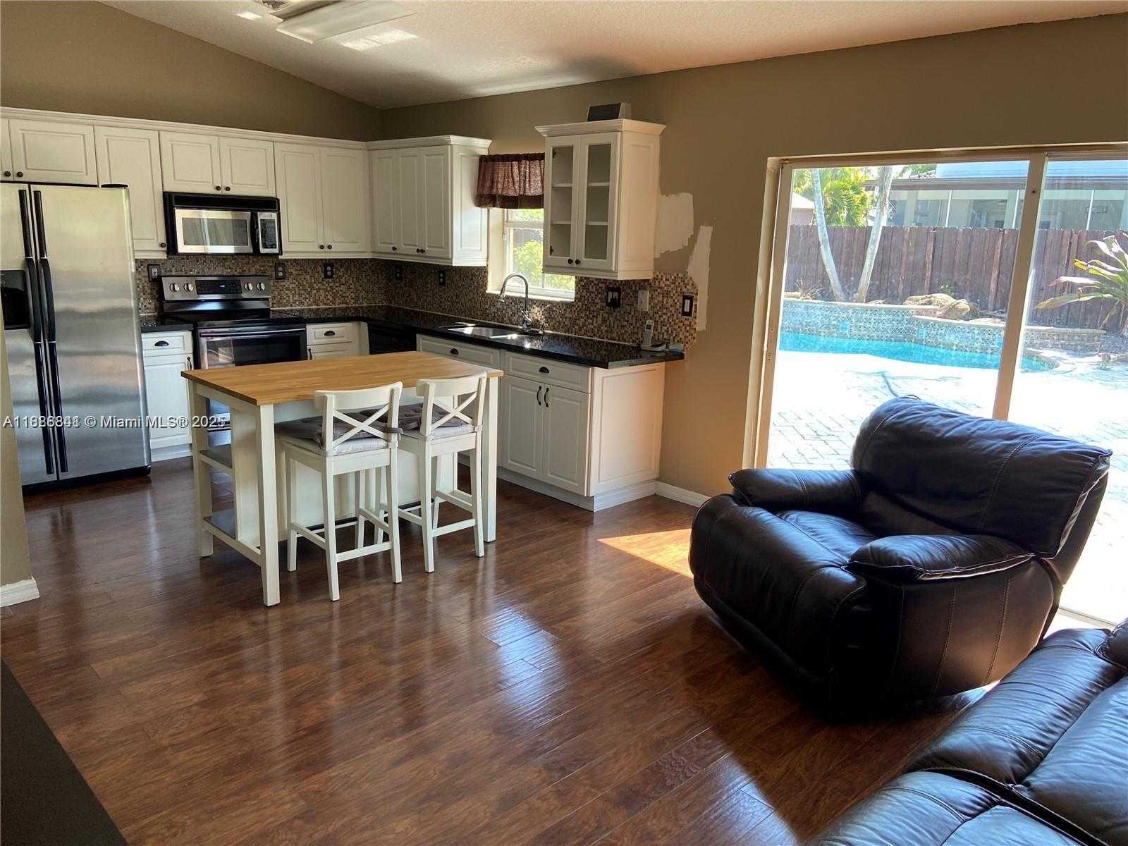 Small Image of 18121 SOUTH WEST 152ND CT, Miami Number 3