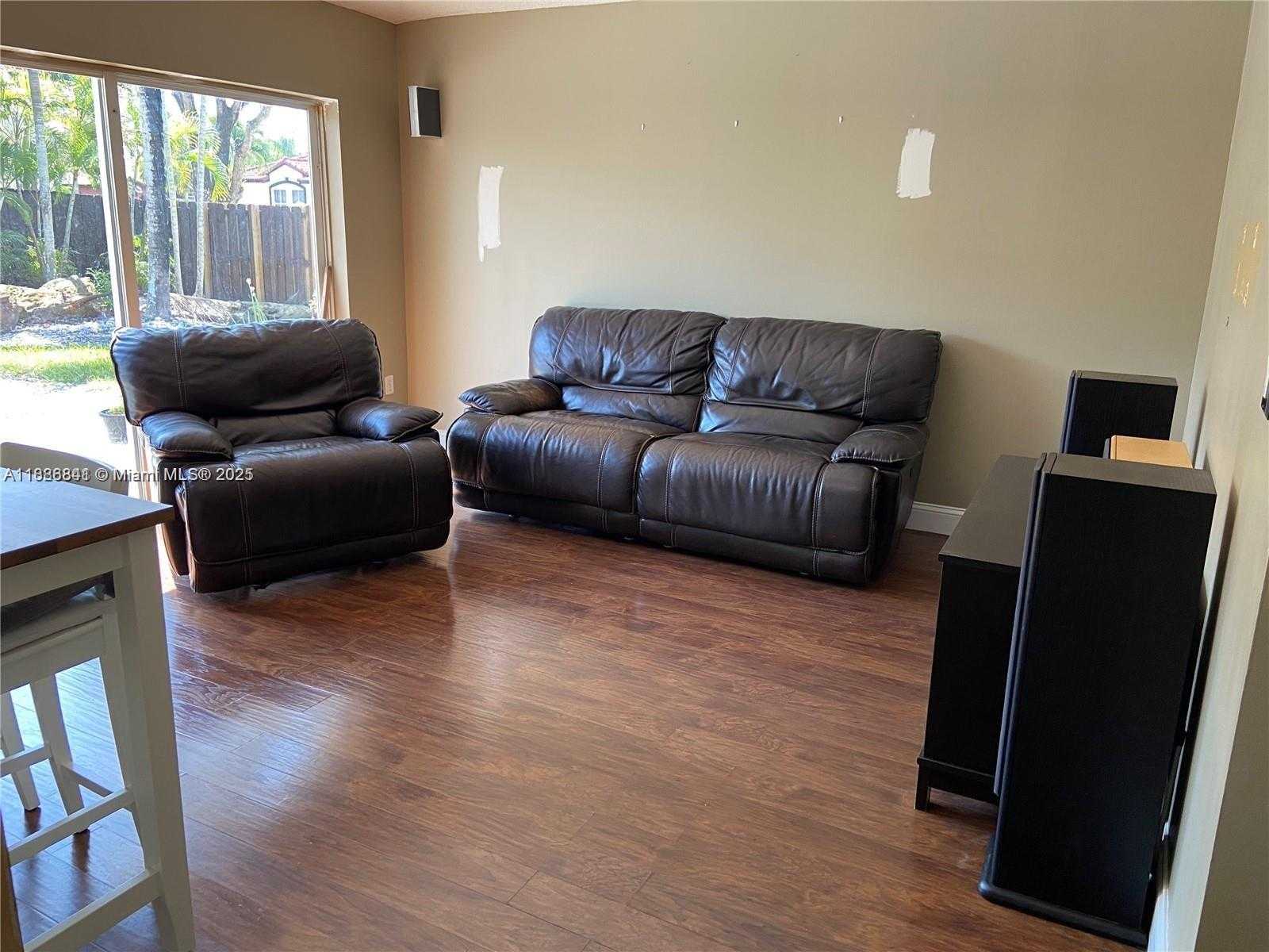 Small Image of 18121 SOUTH WEST 152ND CT, Miami Number 4