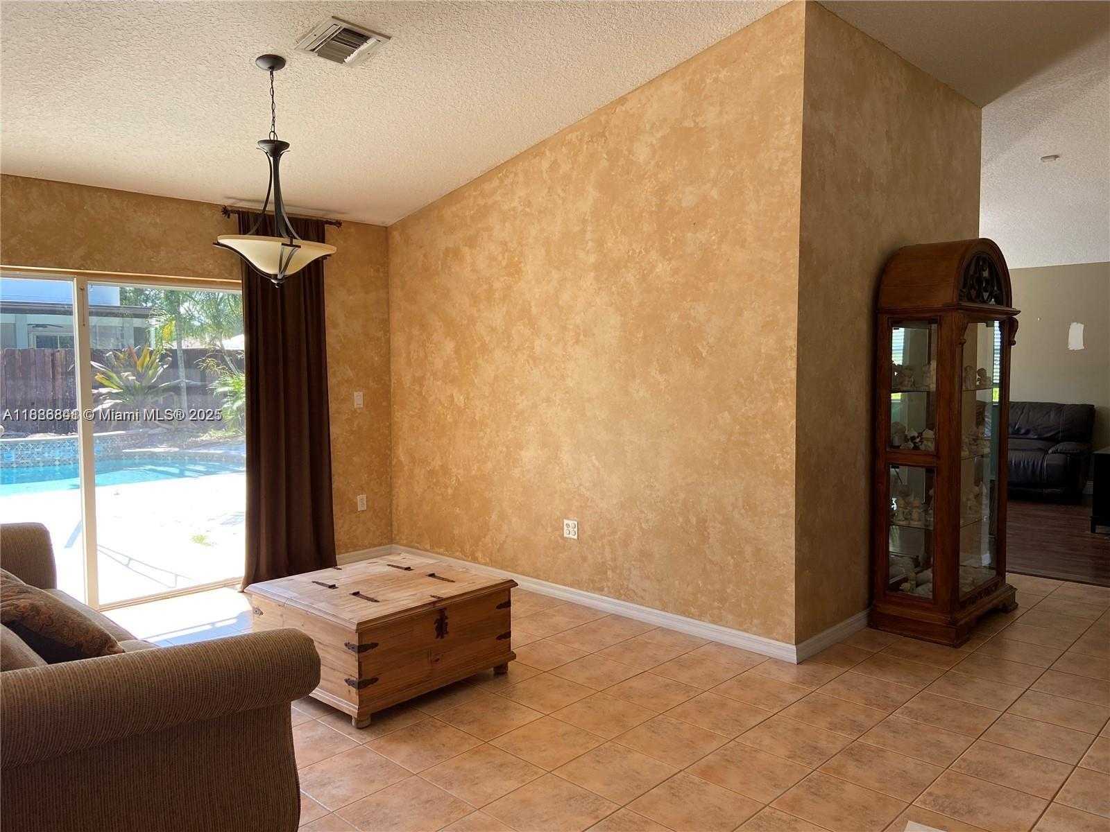 Small Image of 18121 SOUTH WEST 152ND CT, Miami Number 5