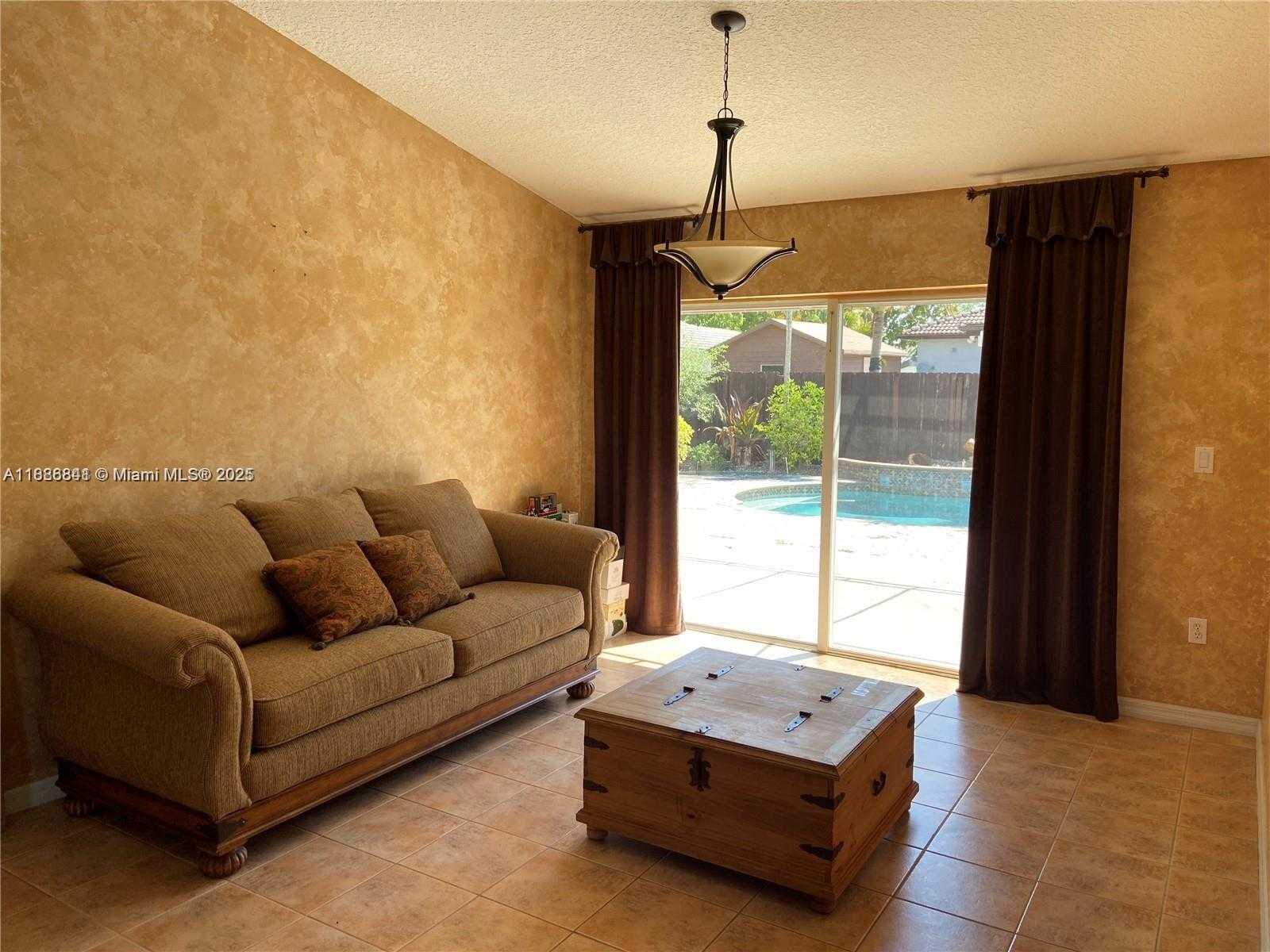 Small Image of 18121 SOUTH WEST 152ND CT, Miami Number 6