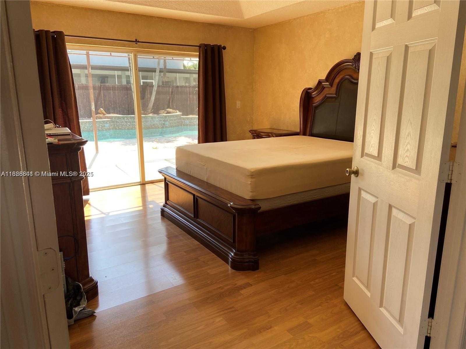 Small Image of 18121 SOUTH WEST 152ND CT, Miami Number 7