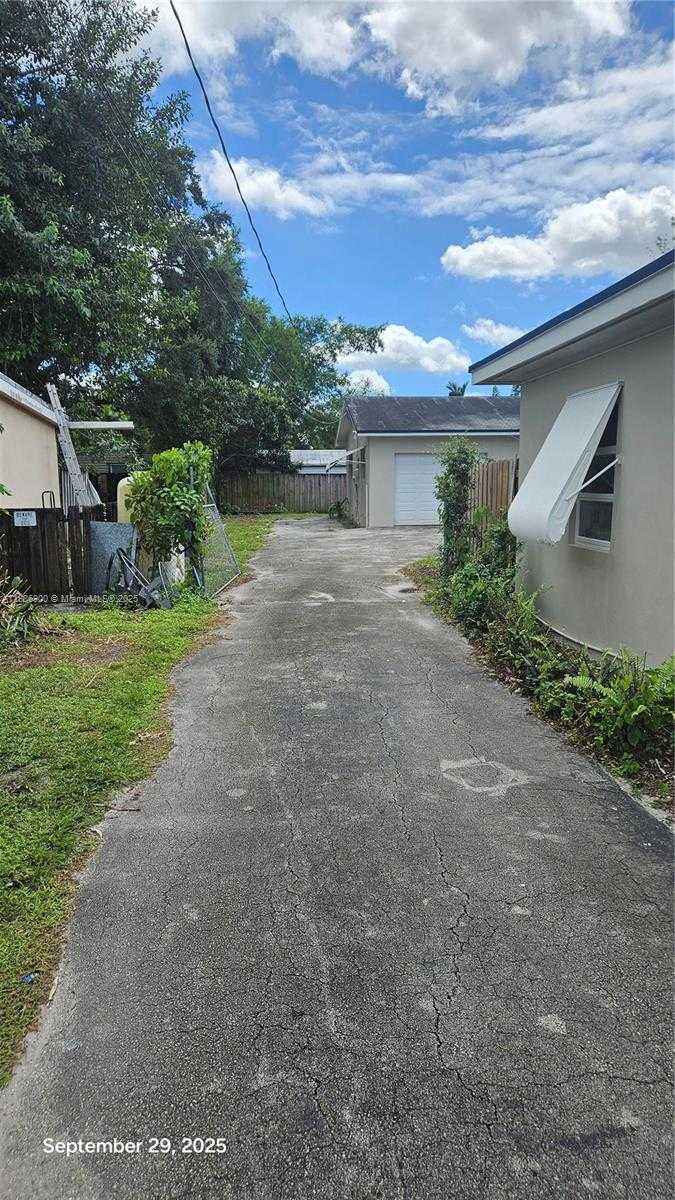 Small Image of 2640 GARFIELD ST #Back, Hollywood Number 2