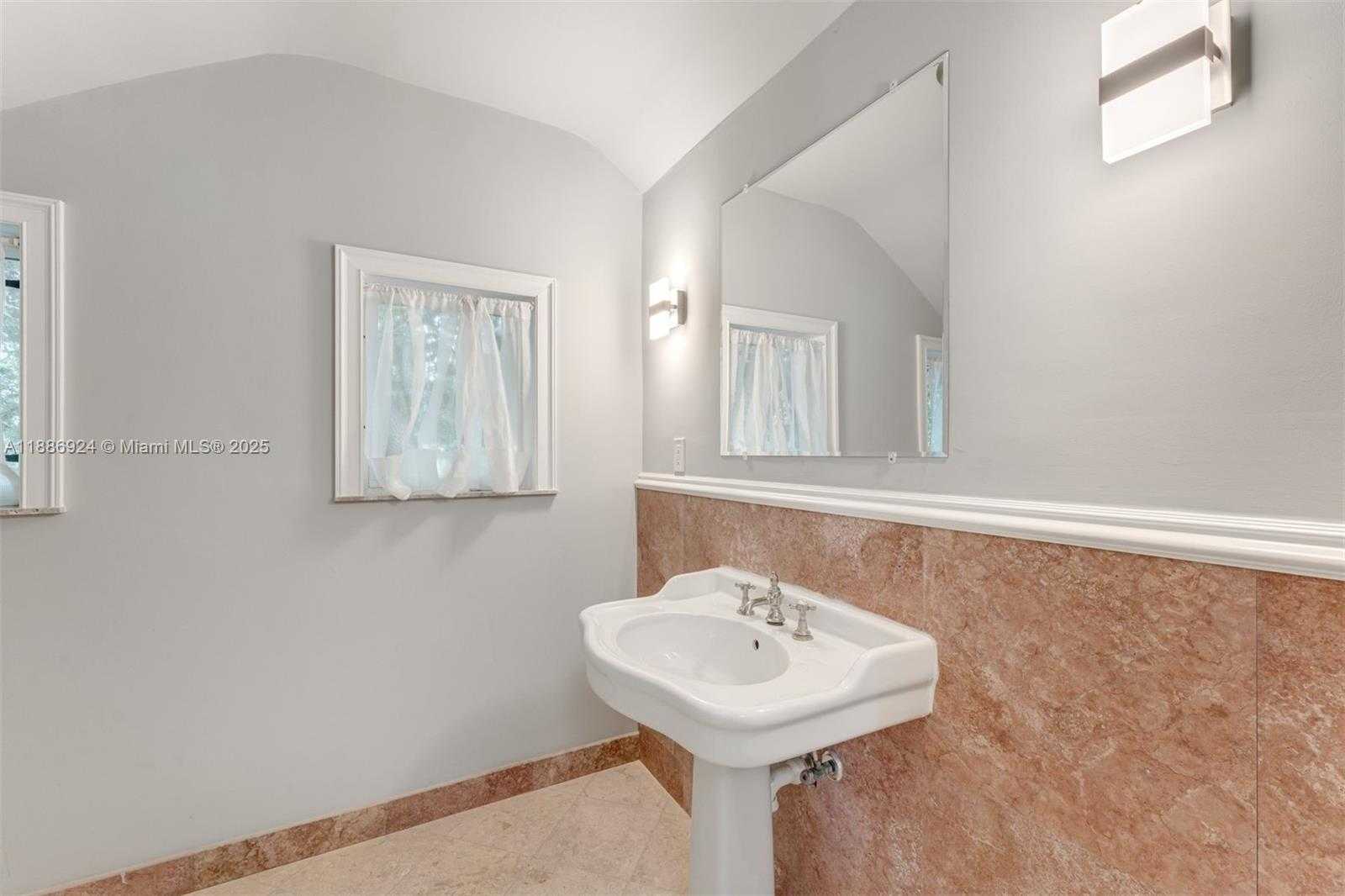 Small Image of 11 EAST RIVO ALTO DR, Miami Beach Number 24