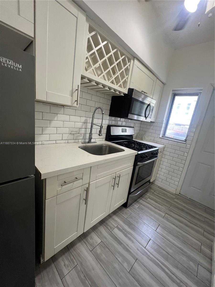 Small Image of 8135 CRESPI BLVD #2, Miami Beach Number 3