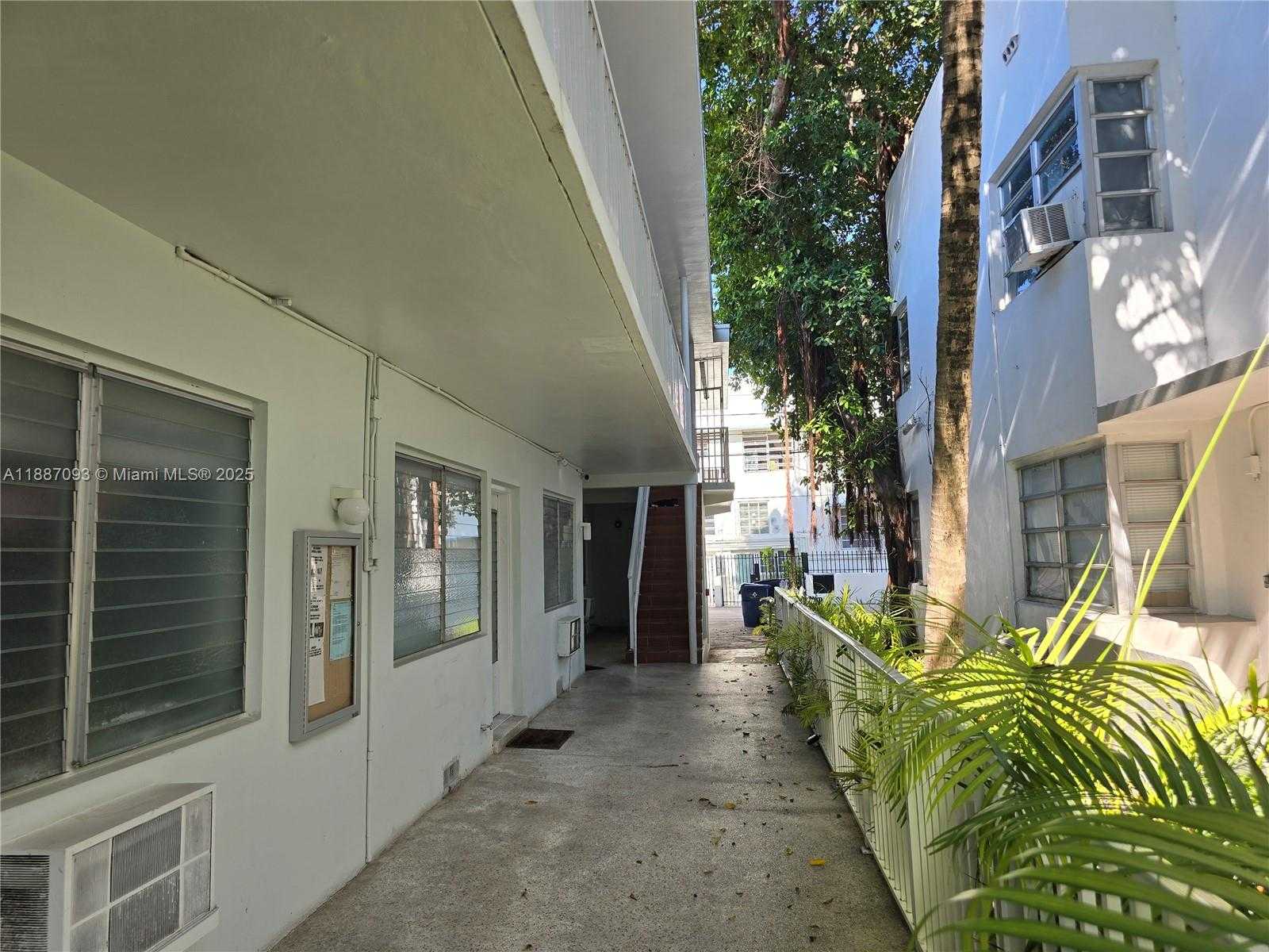 Small Image of 835 MERIDIAN AVE #4, Miami Beach Number 2
