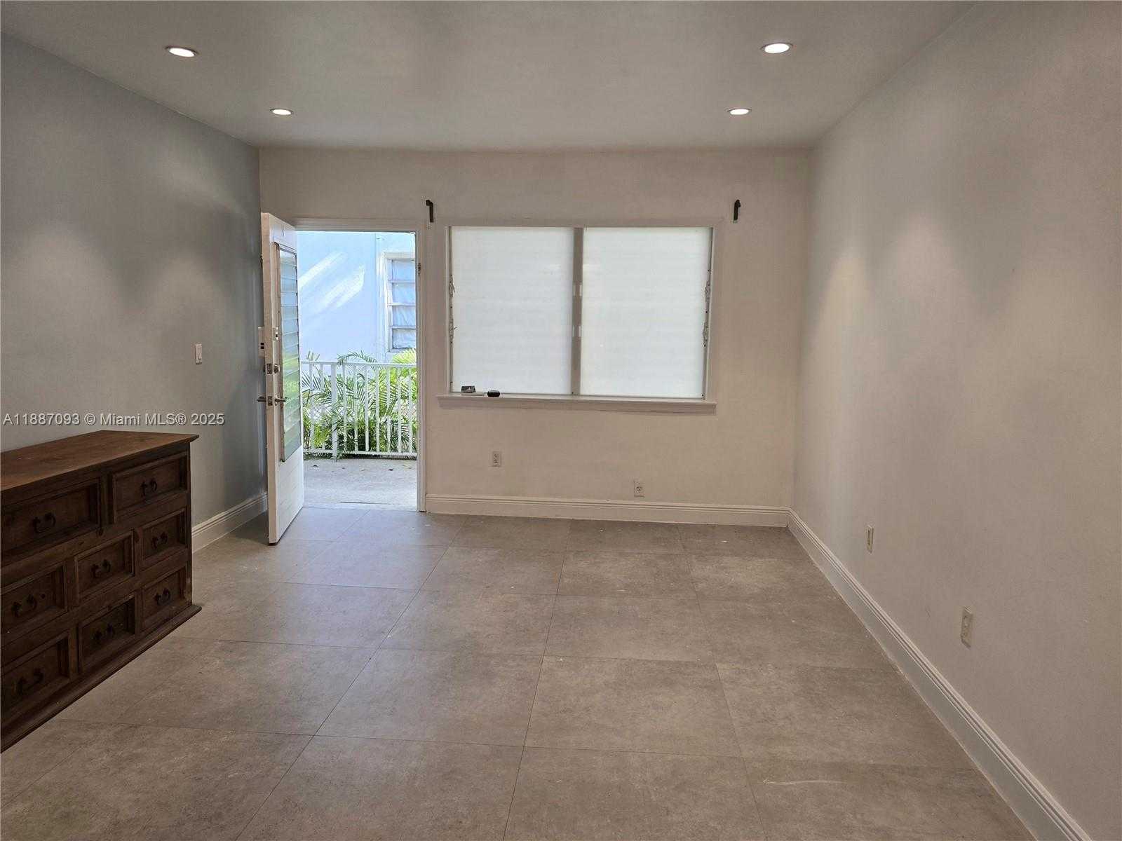 Small Image of 835 MERIDIAN AVE #4, Miami Beach Number 3
