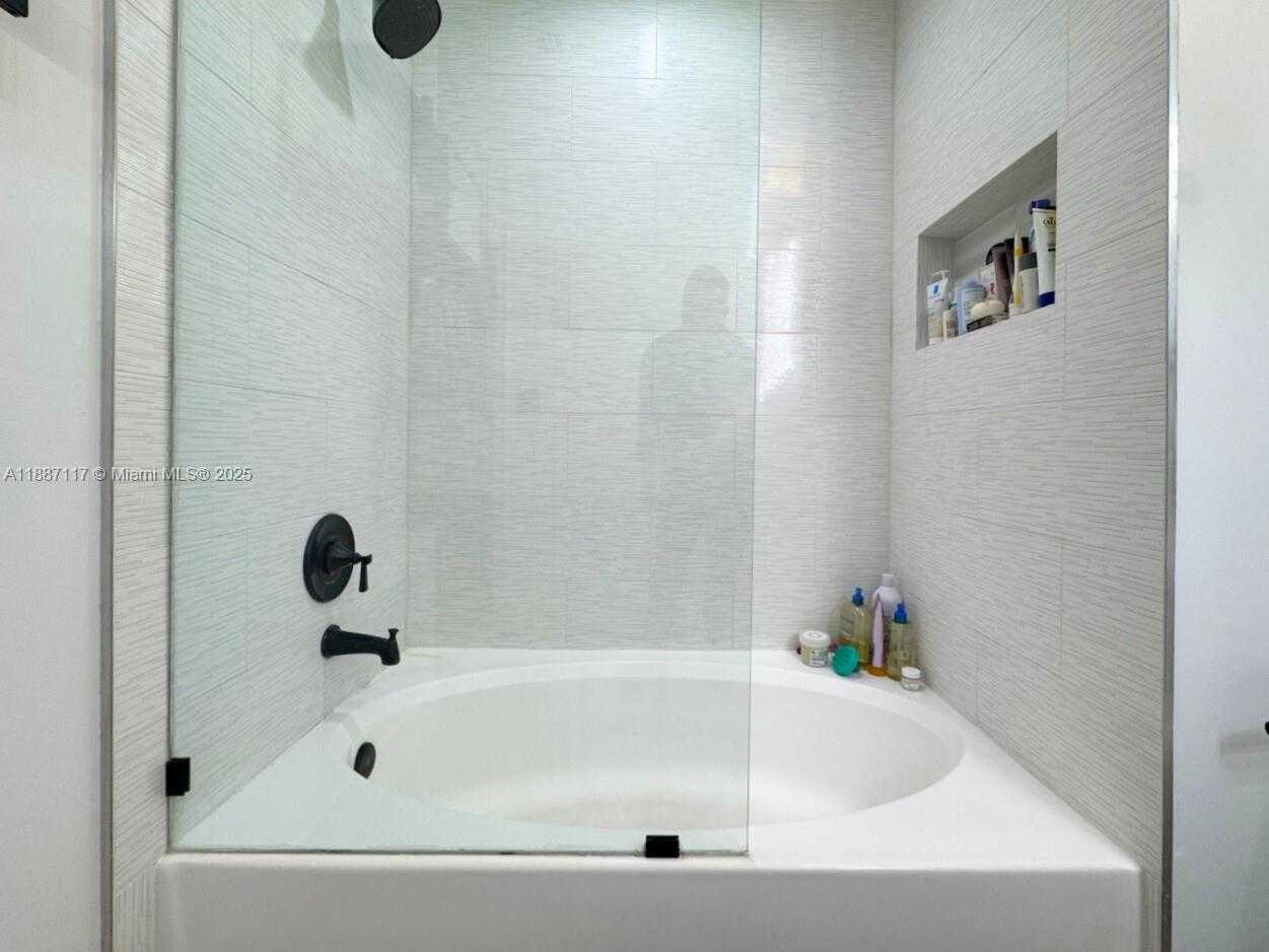 Small Image of 2000 NORTH BAYSHORE DR #118, Miami Number 14