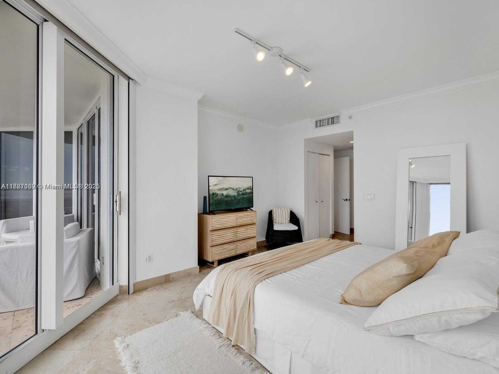 Small Image of 4779 WEST COLLINS AVE #2006, Miami Beach Number 9