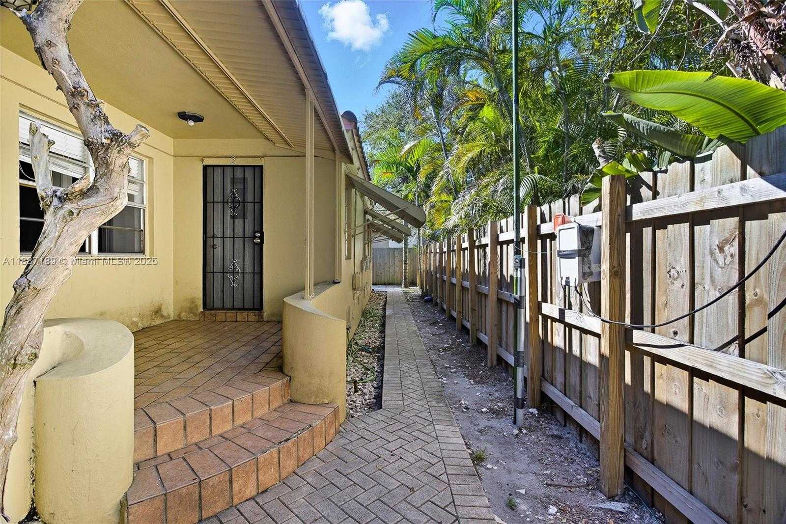 Small Image of 1718 PIERCE ST #2, Hollywood Number 4