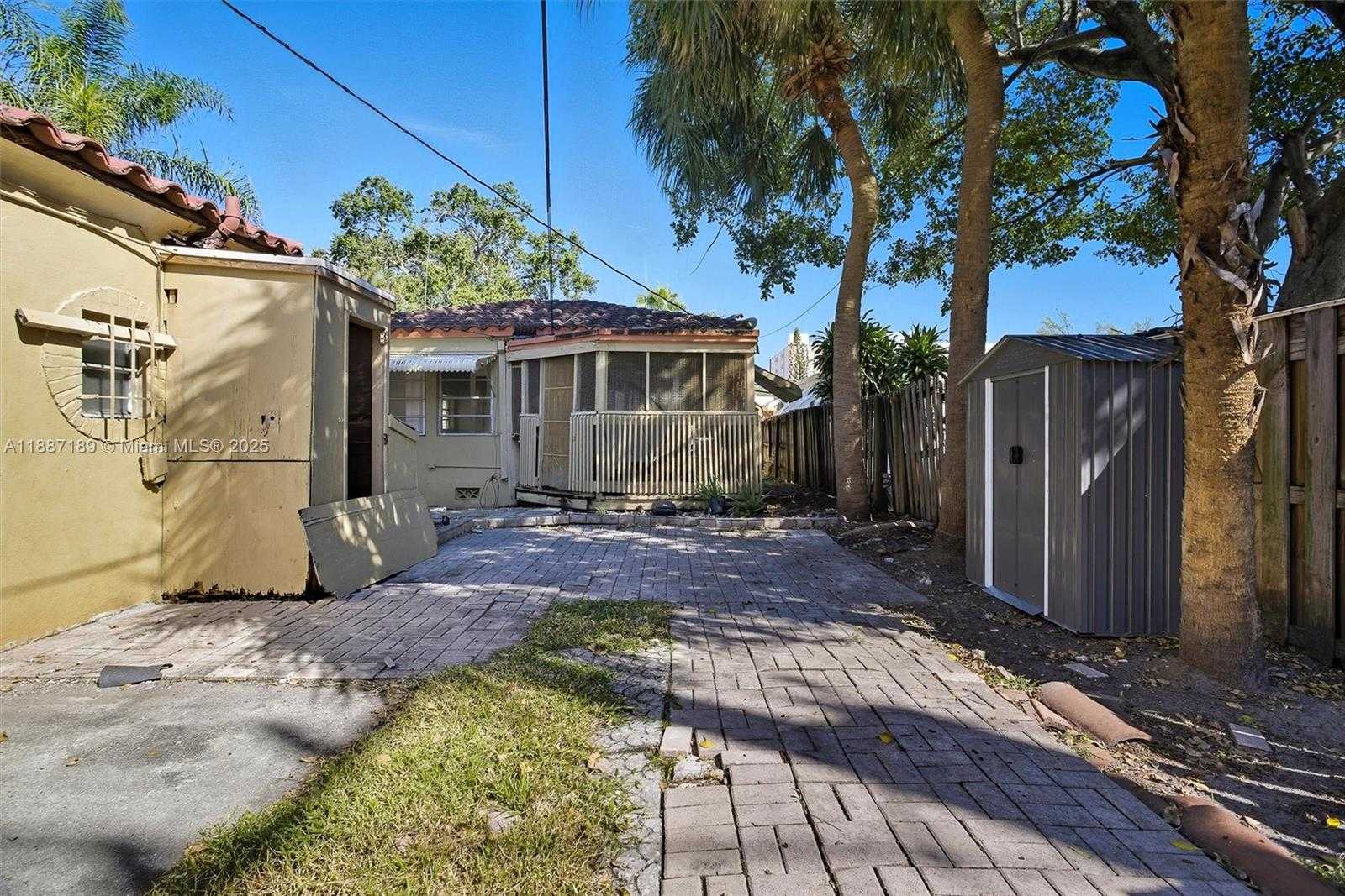 Small Image of 1718 PIERCE ST #2, Hollywood Number 9