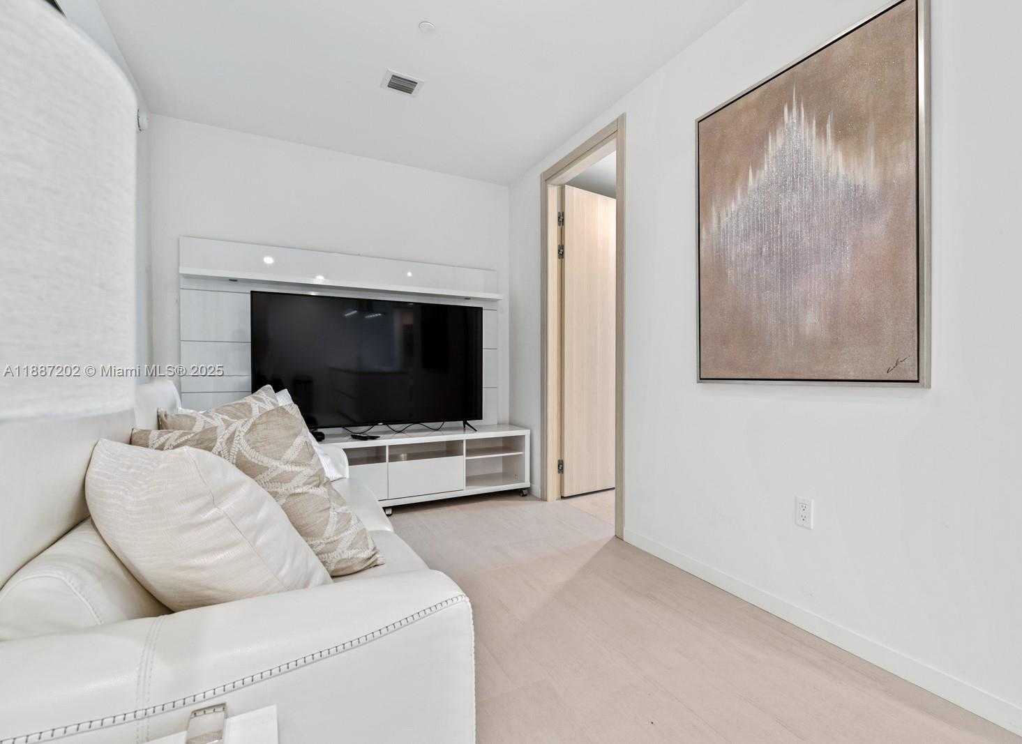 Small Image of 1000 BRICKELL PLZ #PH6006, Miami Number 11