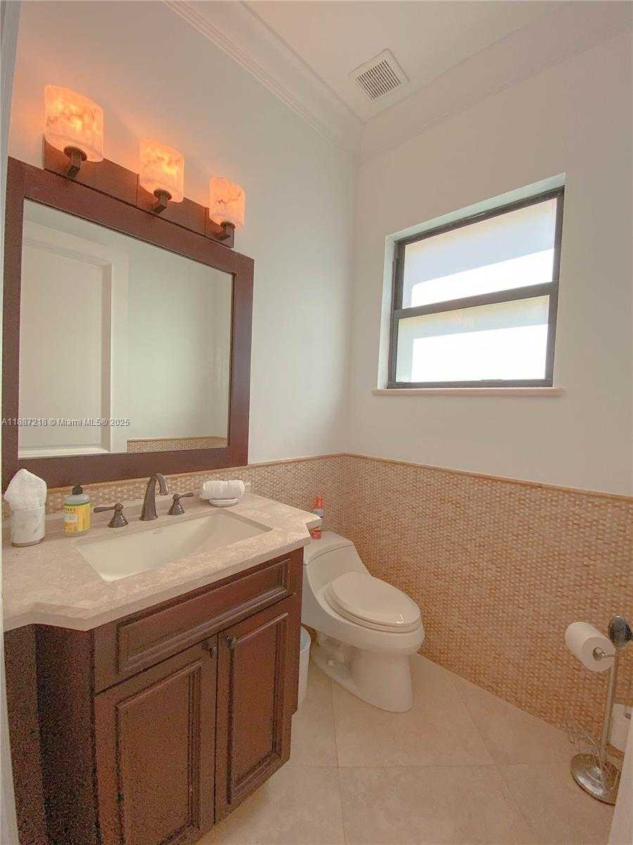 Small Image of 2561 TRAPP AVE, Miami Number 10