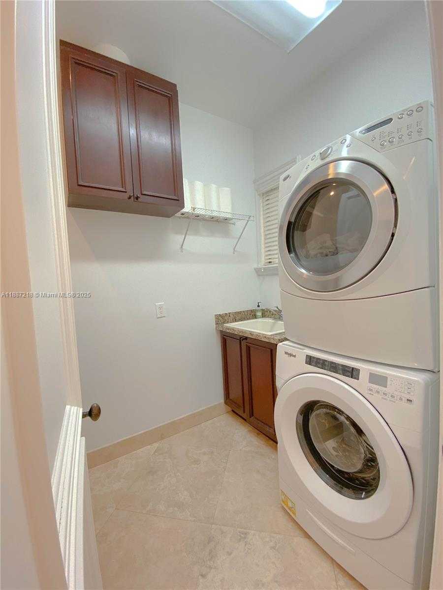 Small Image of 2561 TRAPP AVE, Miami Number 12