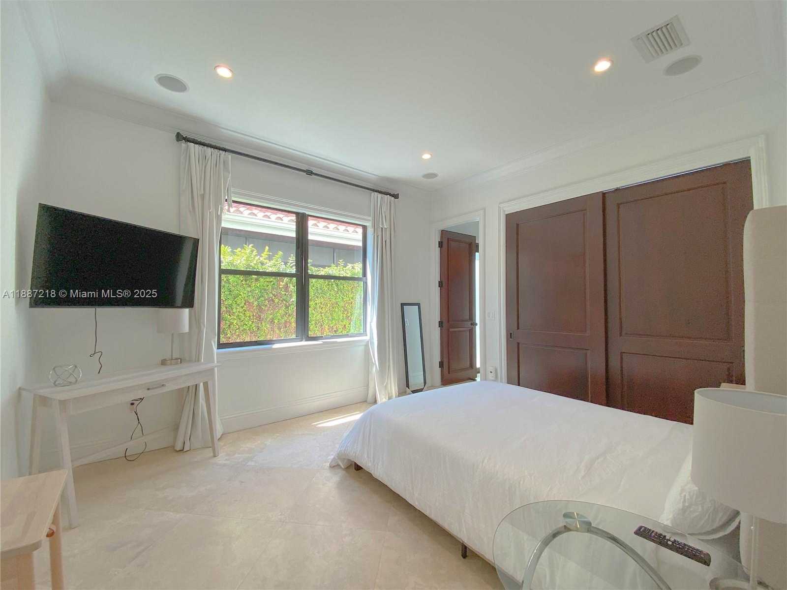 Small Image of 2561 TRAPP AVE, Miami Number 13