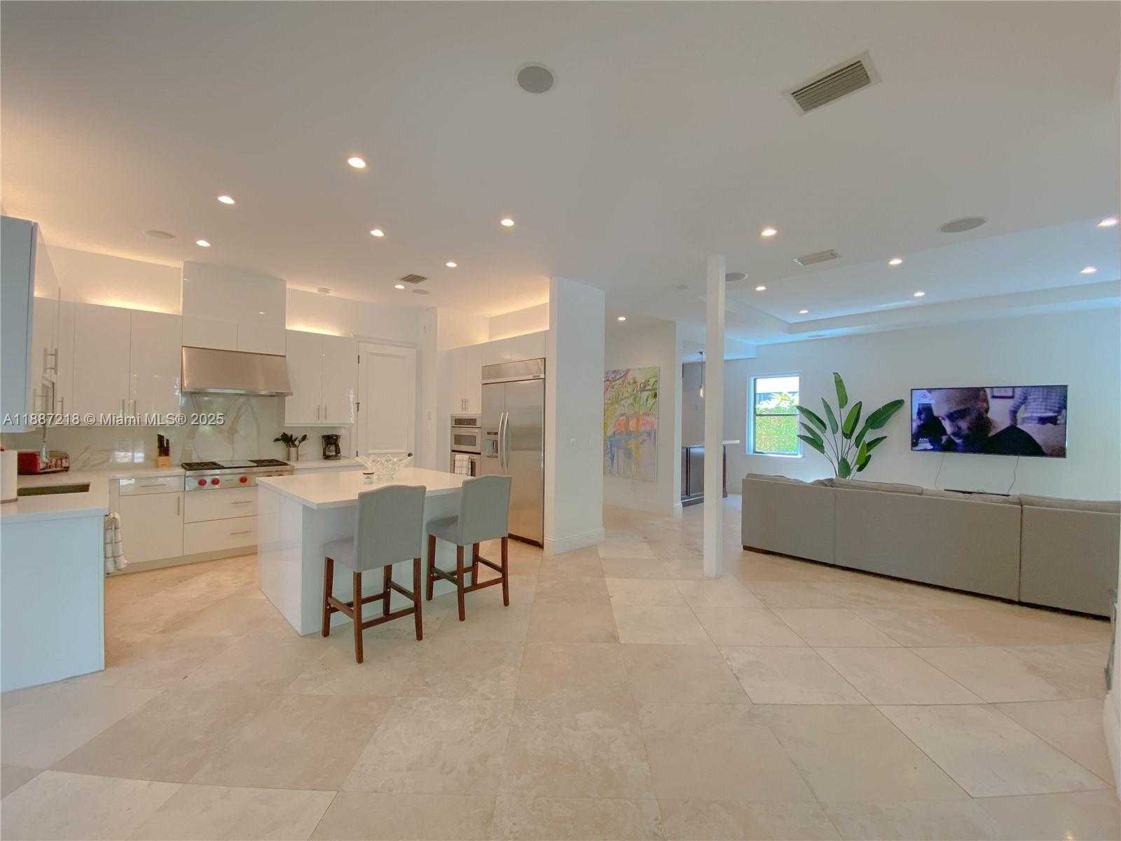 Small Image of 2561 TRAPP AVE, Miami Number 7