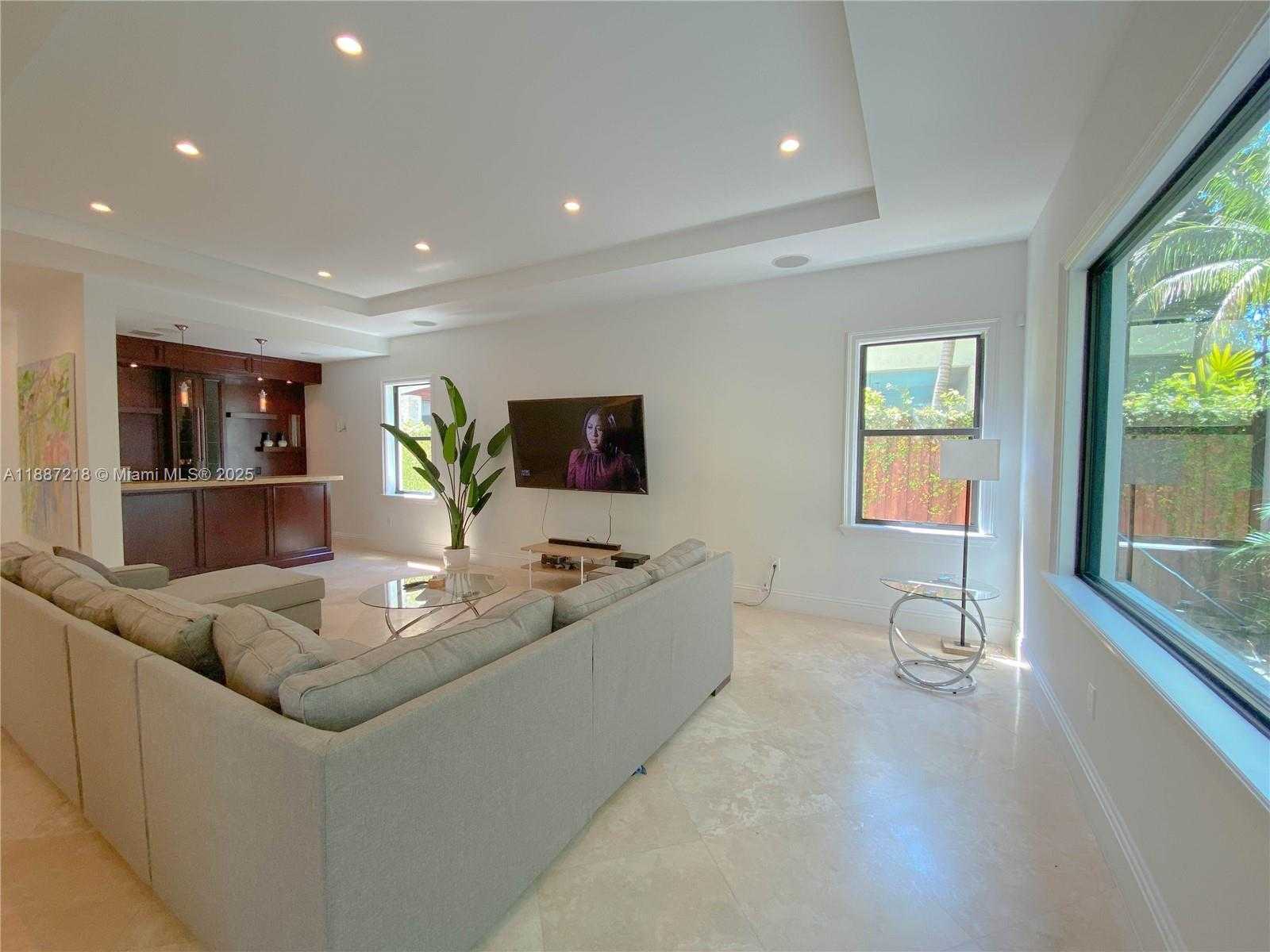 Small Image of 2561 TRAPP AVE, Miami Number 8