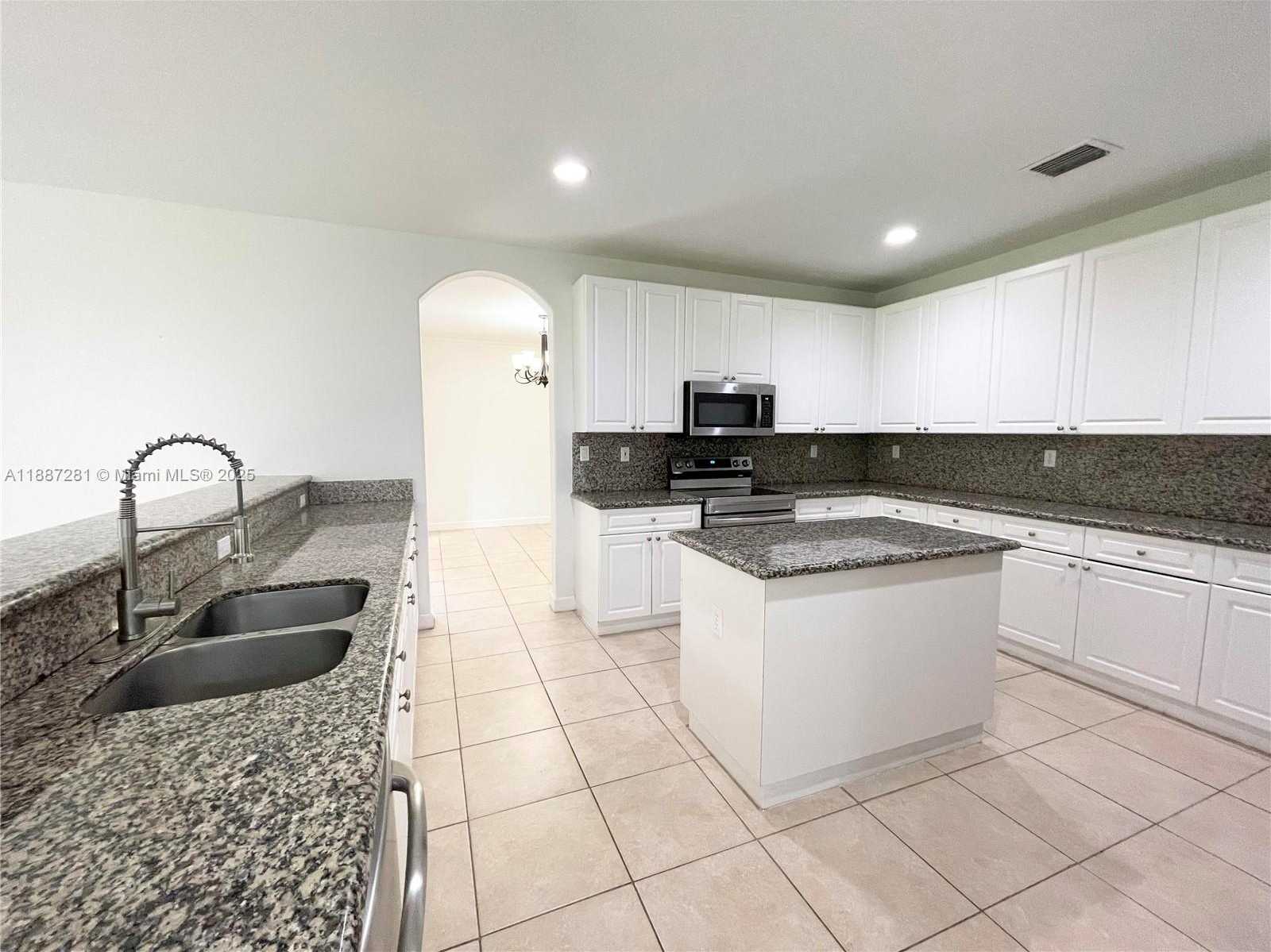 Small Image of 7636 SOUTH WEST 193RD LN, Cutler Bay Number 6