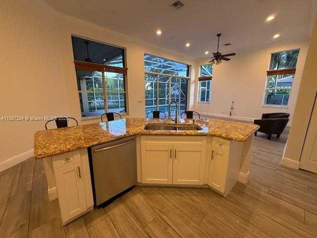 Small Image of 1825 VICTORIA POINTE CIR, Weston Number 13
