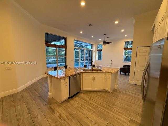 Small Image of 1825 VICTORIA POINTE CIR, Weston Number 7
