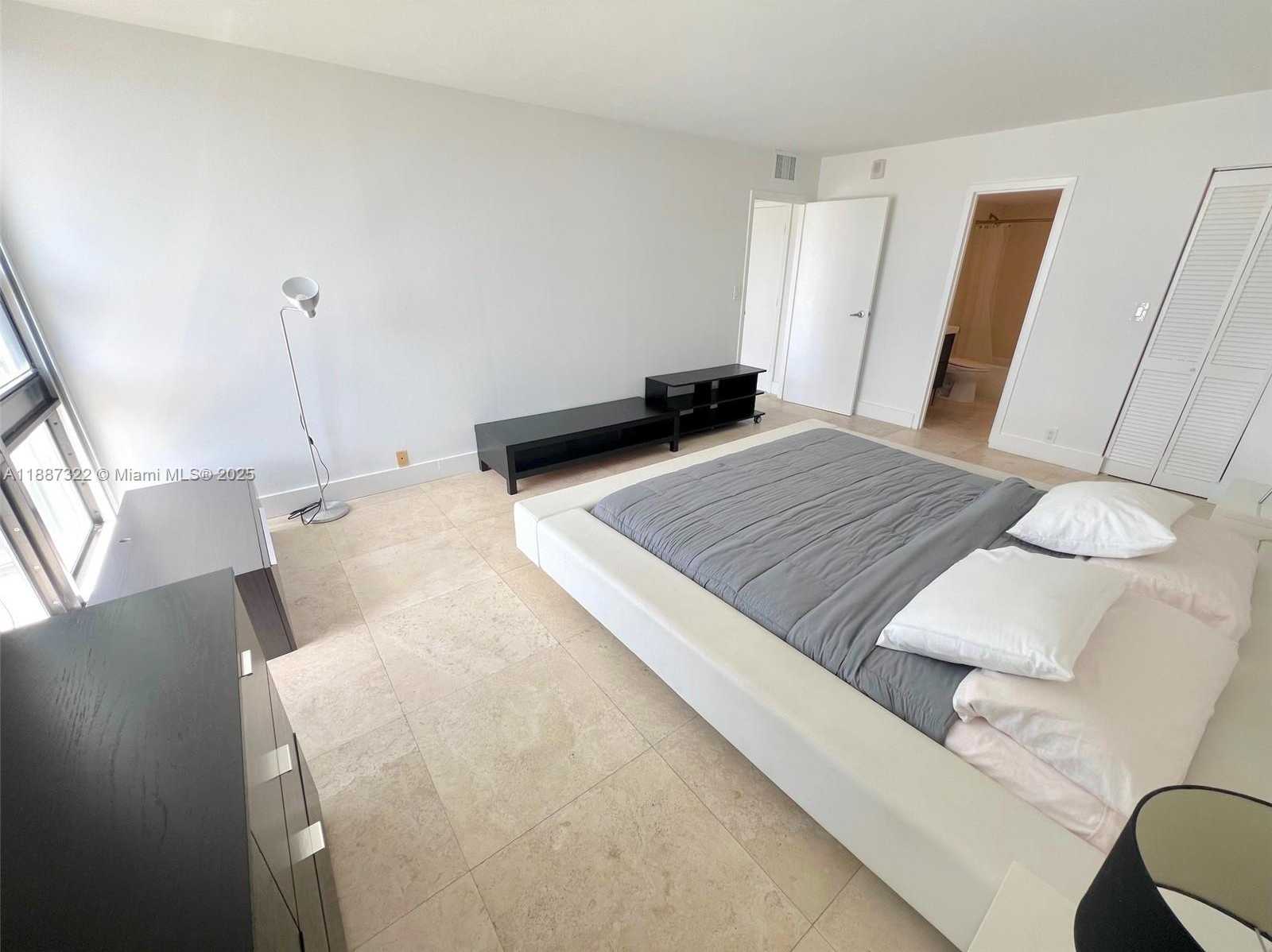Small Image of 1800 COLLINS AVE #12E, Miami Beach Number 15