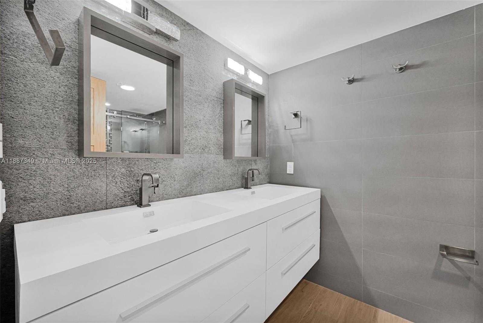 Small Image of 1627 BRICKELL AVE #2507, Miami Number 12