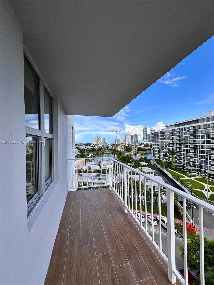 Small Image of 6900 BAY DR #8D, Miami Beach Number 11