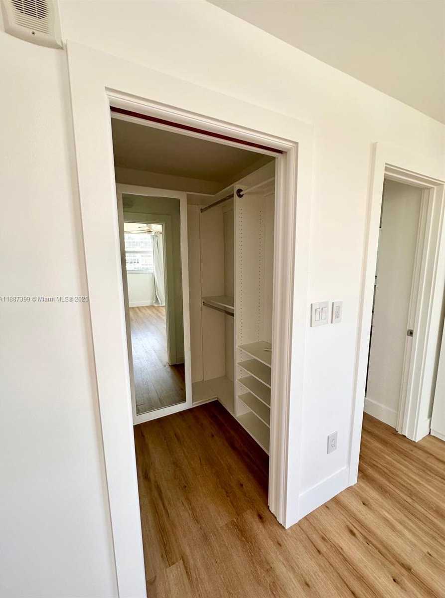 Small Image of 6900 BAY DR #8D, Miami Beach Number 17