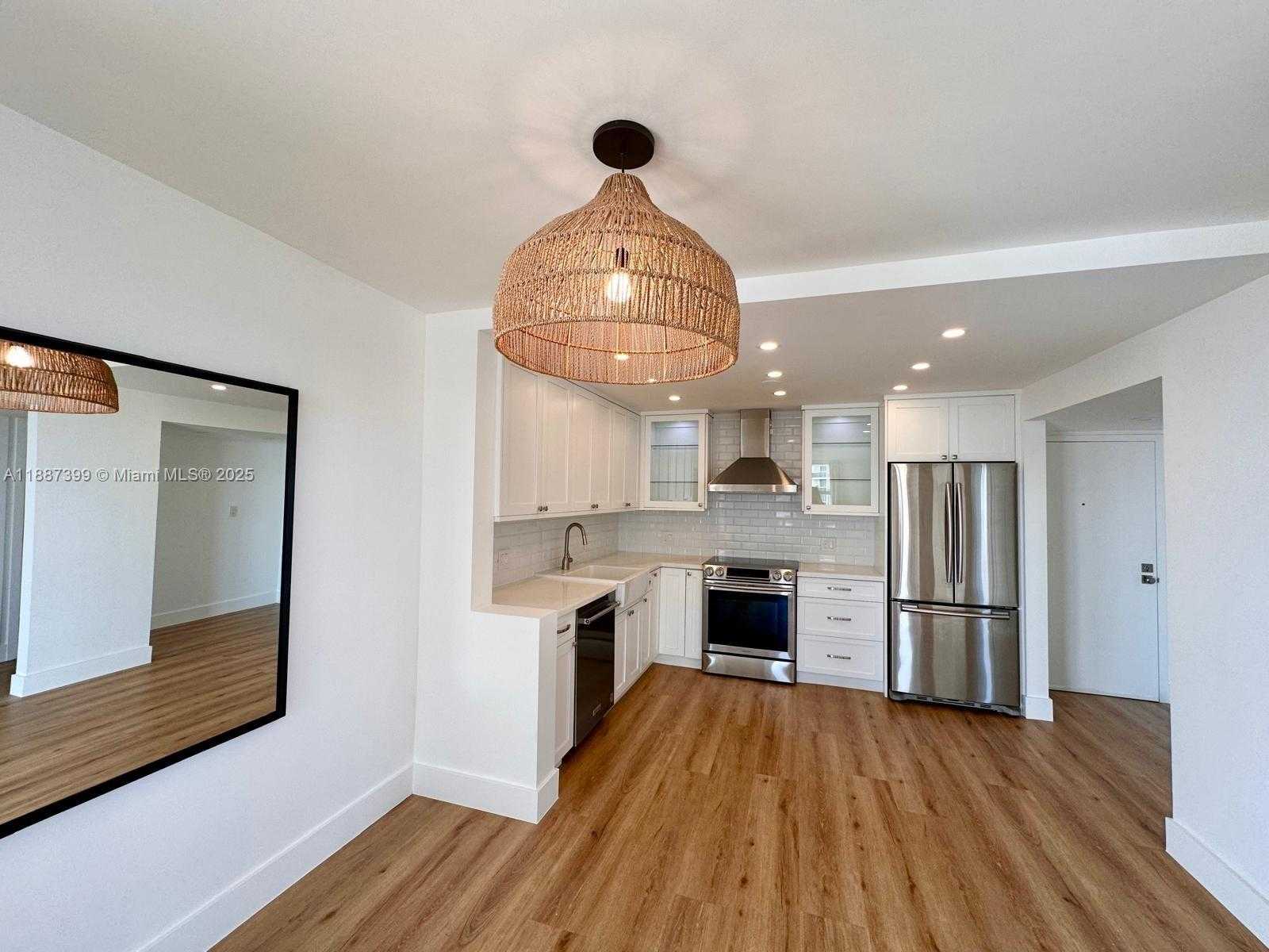 Small Image of 6900 BAY DR #8D, Miami Beach Number 3