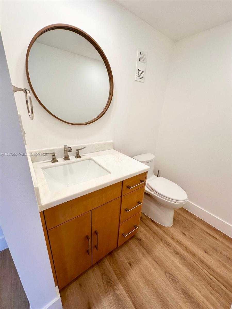Small Image of 6900 BAY DR #8D, Miami Beach Number 5