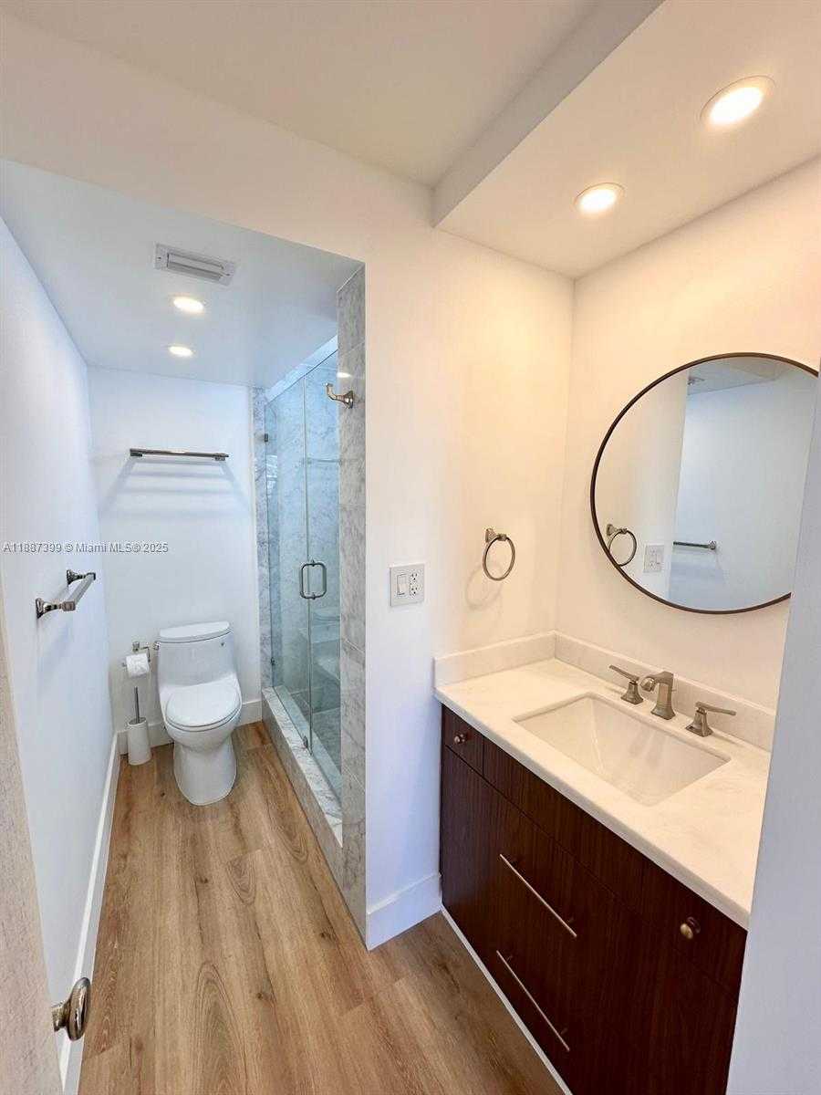 Small Image of 6900 BAY DR #8D, Miami Beach Number 6