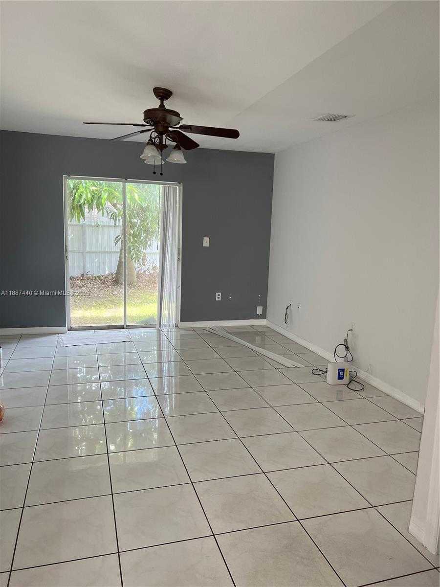 Small Image of 15765 SOUTH WEST 139 AVE, Miami Number 7