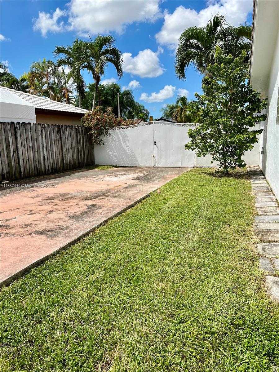 Small Image of 15765 SOUTH WEST 139 AVE, Miami Number 8