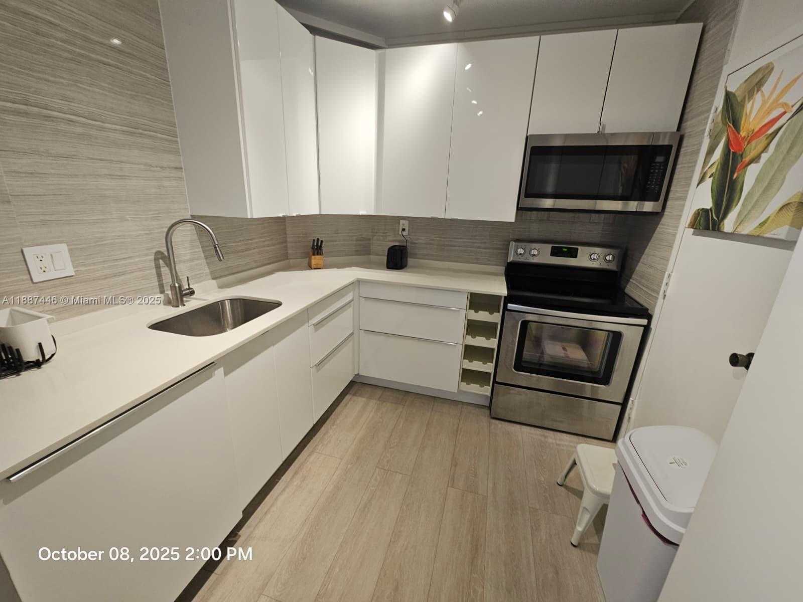 Small Image of 300 BAYVIEW DR #1402, Sunny Isles Beach Number 3