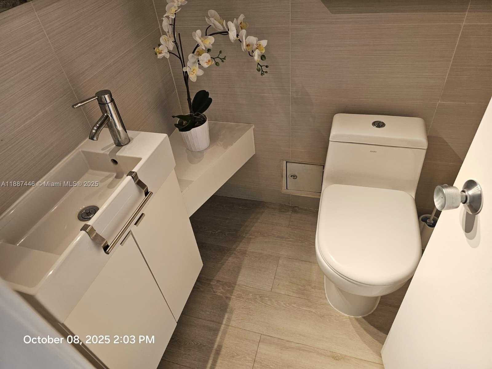 Small Image of 300 BAYVIEW DR #1402, Sunny Isles Beach Number 5