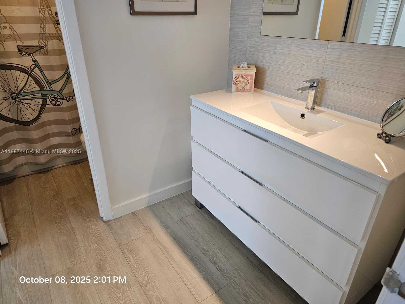 Small Image of 300 BAYVIEW DR #1402, Sunny Isles Beach Number 9