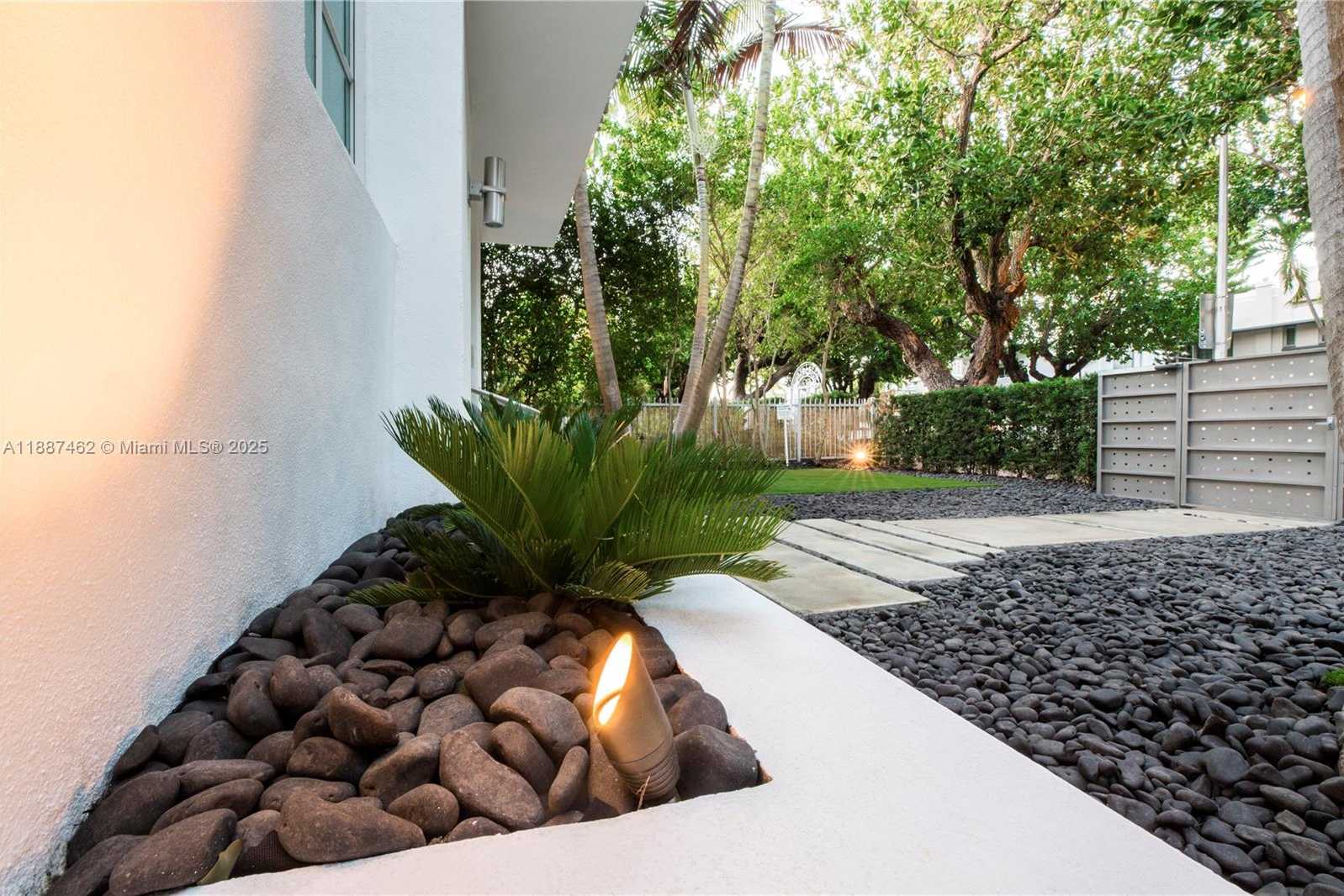 Small Image of 729 MERIDIAN AV #5, Miami Beach Number 18