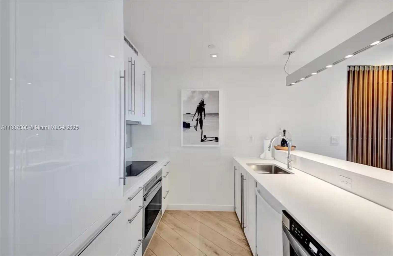 Small Image of 2201 COLLINS AVENUE #1214, Miami Beach Number 3