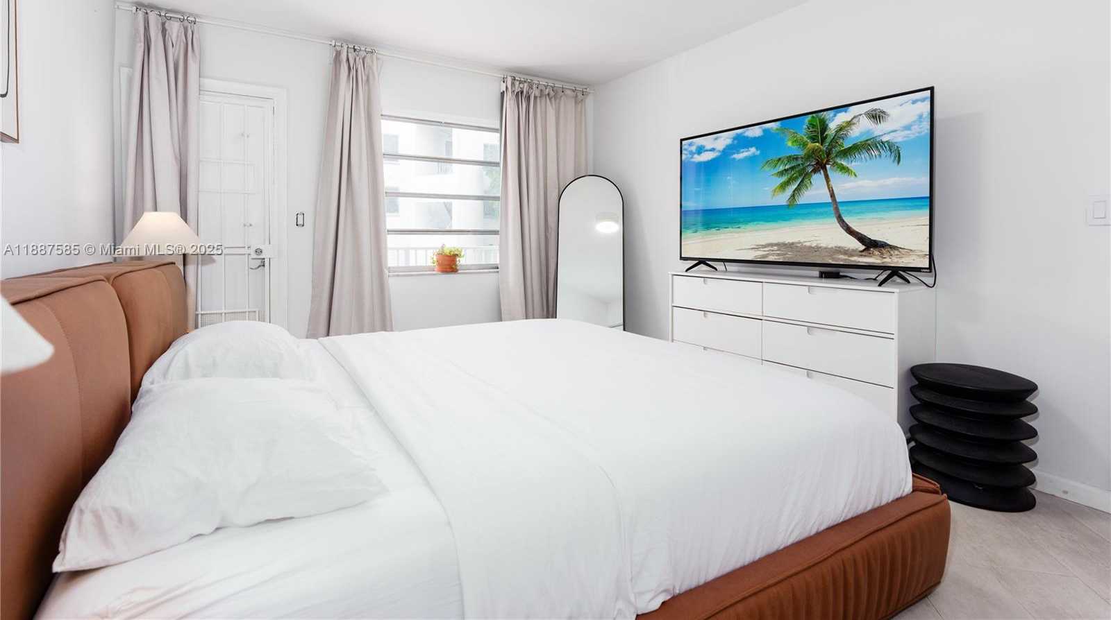 Small Image of 525 MERIDIAN AVE #203, Miami Beach Number 2
