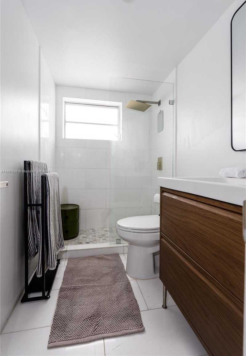 Small Image of 525 MERIDIAN AVE #203, Miami Beach Number 3